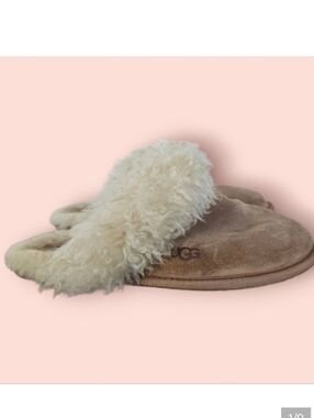 UGG Sheepskin Fluffy Faux Fur Comfy And Cozy Slippers Sz 8